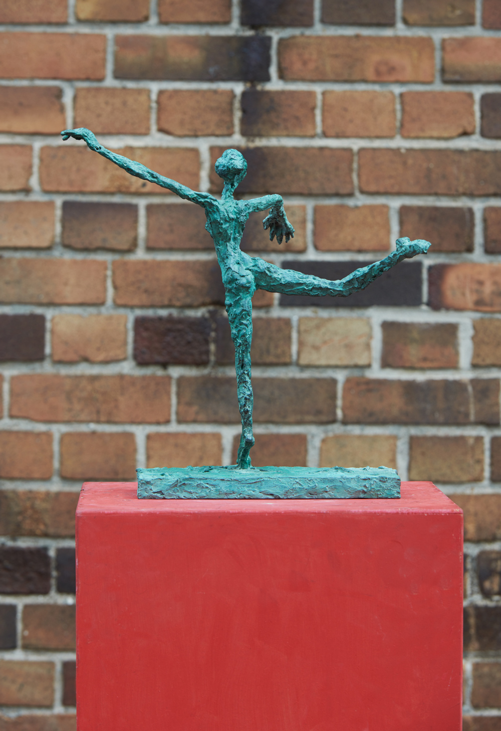 BALANCE, 2025, Bronze patiniert, 41 x 28 cm, Plinthe 28 x 13 cm, Guss Mundry, Parmen BALANCE