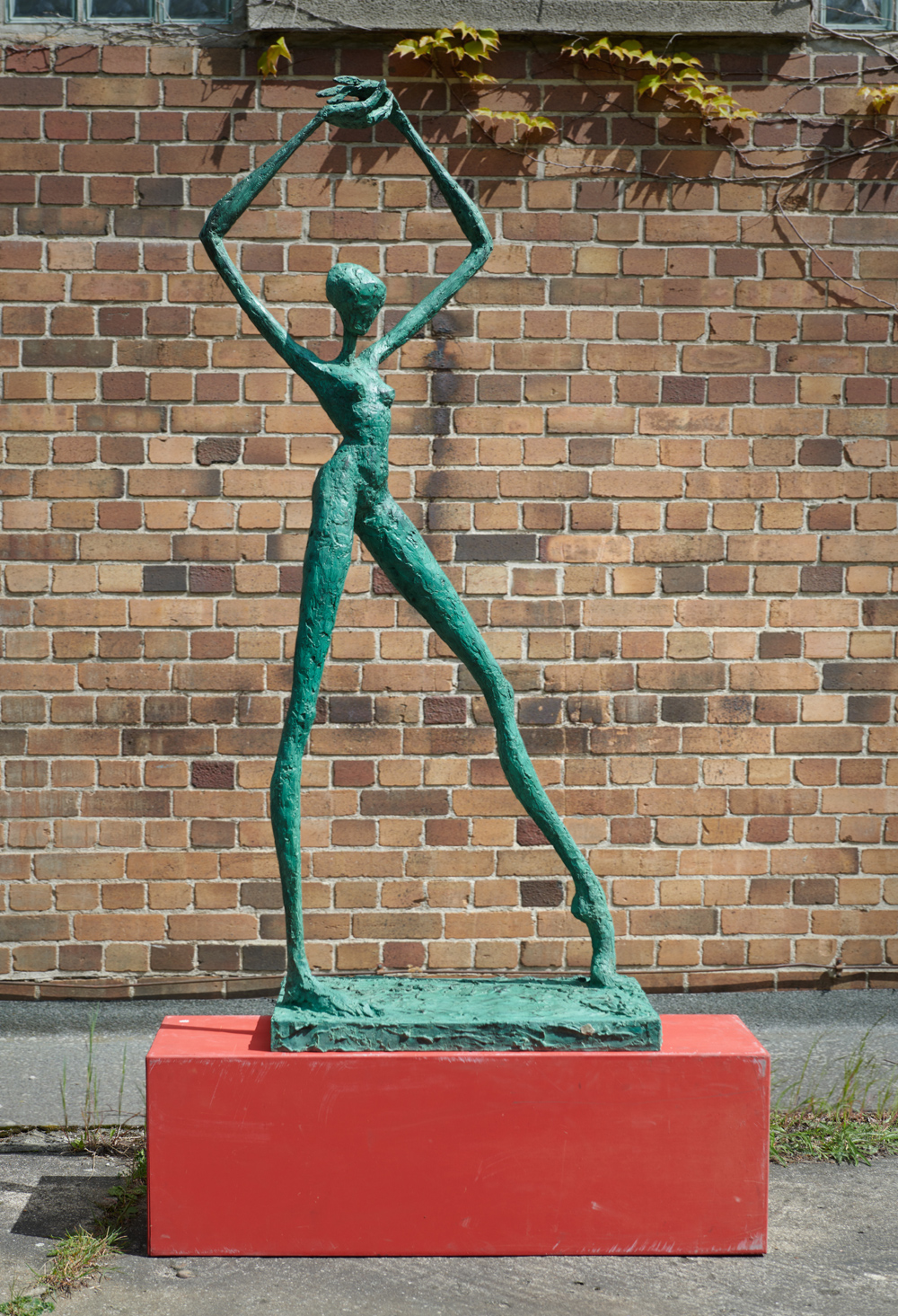 Danae, 2025, Bronze patiniert, 195 x 70 x 85 cm, Plinthe: ca 70 x 70 cm, Guss Mundry, Parmen DANAE